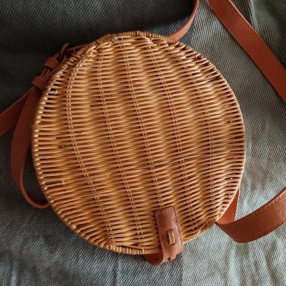 Straw rattan circle crossbody bag Universal Thread - Picture 3 of 6